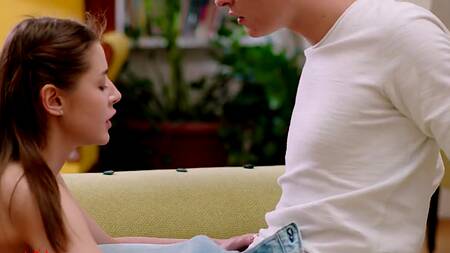 Красиво трахнул и смачно кончил в ротик привлекательной молодухе