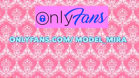 Симпатичная блондинка строчит чуваку минет в салоне автомобиля