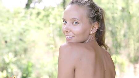 Красивая эротика с обворожительной голубоглазой девушкой