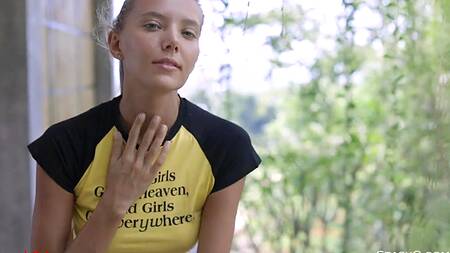 Красивая эротика с обворожительной голубоглазой девушкой