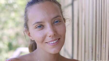 Красивая эротика с обворожительной голубоглазой девушкой