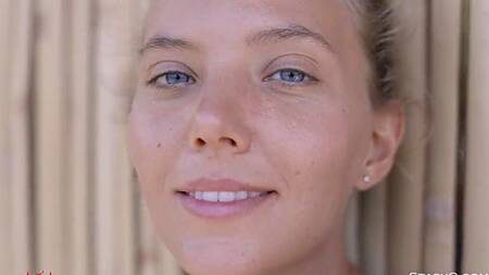 Красивая эротика с обворожительной голубоглазой девушкой