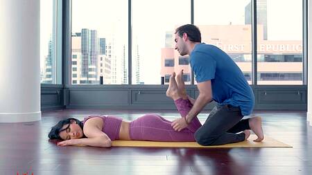 Горячая Anissa Kate трясет дойками на крепком мужском члене