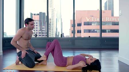 Горячая Anissa Kate трясет дойками на крепком мужском члене