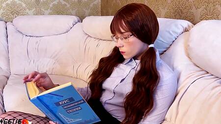 Рыжеволосая студентка попросила парня  обкончать ей мордашку