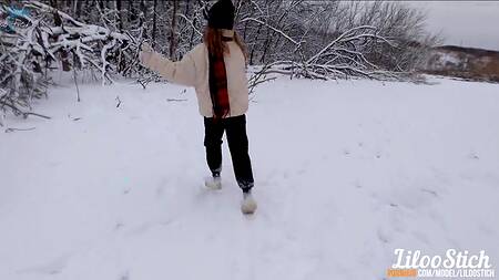 Русская парочка трахается зимой на природе в лесу