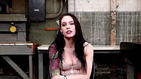 Мужики наполнили рот теплой спермой симпотной сучке