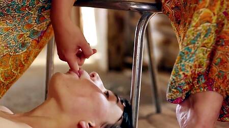 Девушка с удовольствием смотрит как парень трахает ее подружку