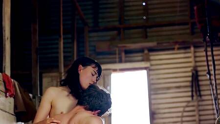 Девушка с удовольствием смотрит как парень трахает ее подружку