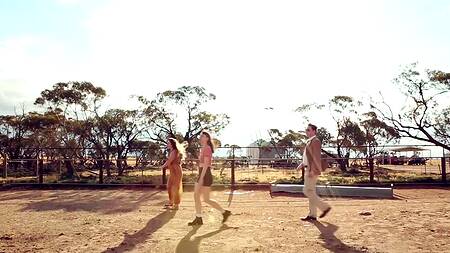 Девушка с удовольствием смотрит как парень трахает ее подружку