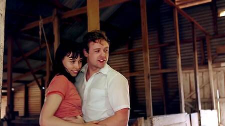 Девушка с удовольствием смотрит как парень трахает ее подружку