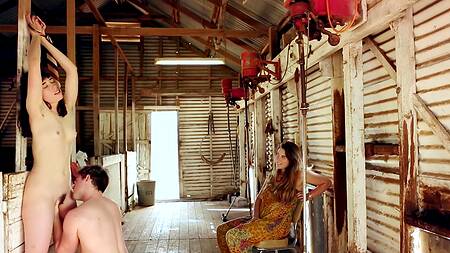 Девушка с удовольствием смотрит как парень трахает ее подружку