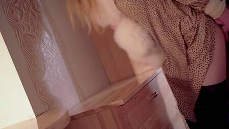 Чувак пялит раком стонущую деваху в сексуальных чулках