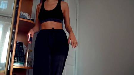 Телка с классной задницей извивается на члене парня от первого лица