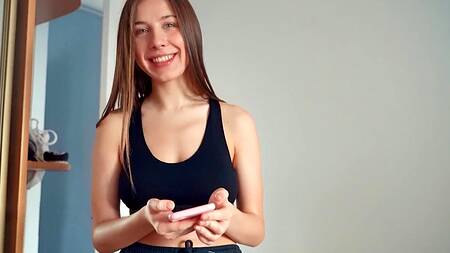 Телка с классной задницей извивается на члене парня от первого лица