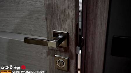 Длинноногая русская телка дала в попку подглядевшему парню