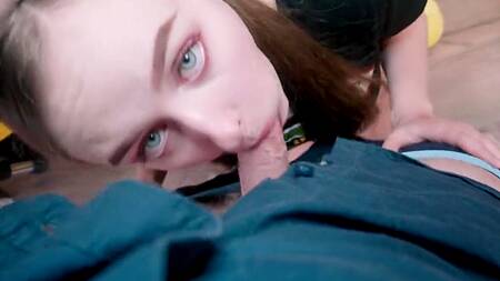 Русский отец оприходовал мастурбирующую дочку от первого лица