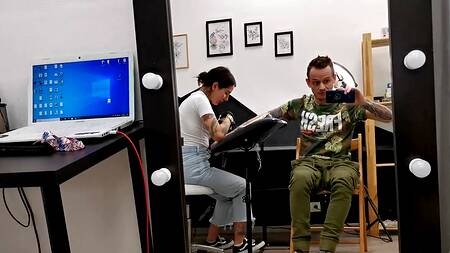 Жаркий секс крупным планом в тату салоне с горячей девушкой