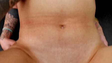 Жаркий секс крупным планом в тату салоне с горячей девушкой