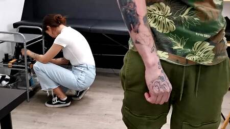 Жаркий секс крупным планом в тату салоне с горячей девушкой