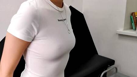 Жаркий секс крупным планом в тату салоне с горячей девушкой