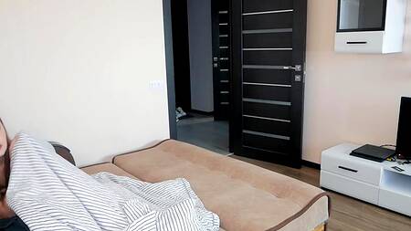 Красотка умело сосет член под одеялом балдеющему парню