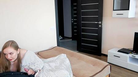 Красотка умело сосет член под одеялом балдеющему парню