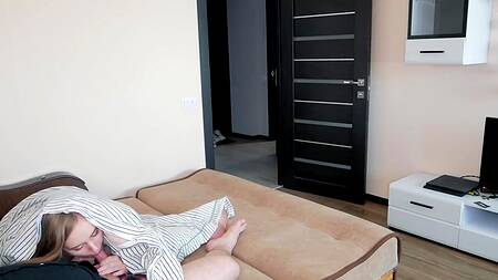 Красотка умело сосет член под одеялом балдеющему парню