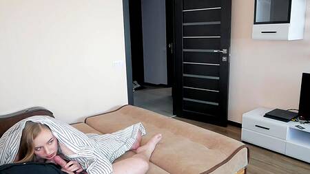 Красотка умело сосет член под одеялом балдеющему парню