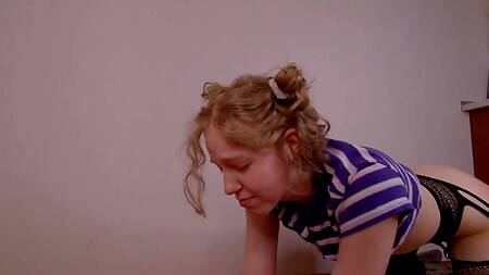 Хуястый пацан сношает сзади молодую сучку к офигенной жопой