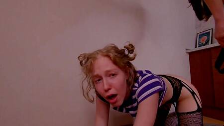 Хуястый пацан сношает сзади молодую сучку к офигенной жопой