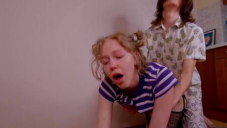 Хуястый пацан сношает сзади молодую сучку к офигенной жопой