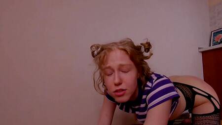 Хуястый пацан сношает сзади молодую сучку к офигенной жопой