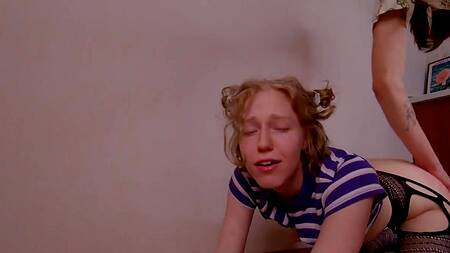 Хуястый пацан сношает сзади молодую сучку к офигенной жопой