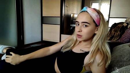 Чувак вебал сзади застрявшую под шкафчиком блондинку