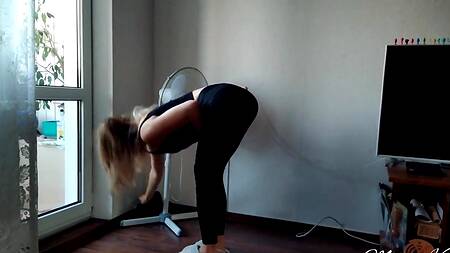 Чувак вебал сзади застрявшую под шкафчиком блондинку