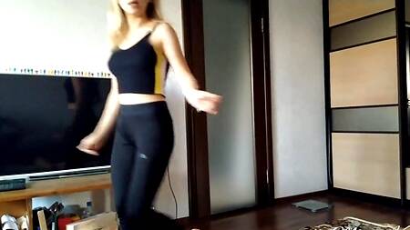 Чувак вебал сзади застрявшую под шкафчиком блондинку