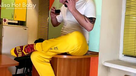 Пацан растягивает анал худенькой русской проститутке