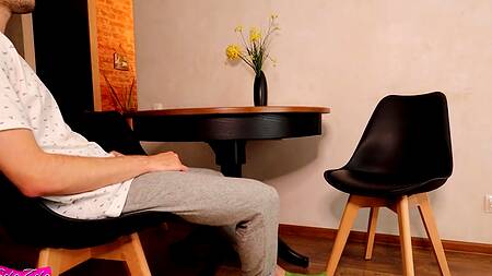 Русский пихарь пялит сзади красивую девку с секс игрушкой в очке