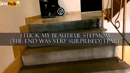 Друг отца растягивает влагалище молодой русской сучке в позе раком