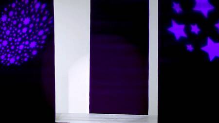 Чувак пялит на подиуме пышногрудую блонду с большими дойками