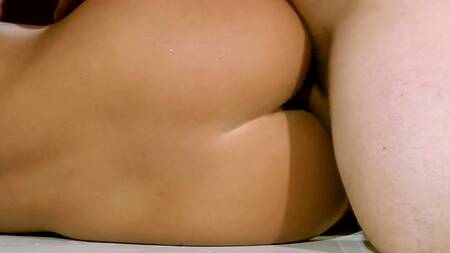 Чувак пялит на подиуме пышногрудую блонду с большими дойками