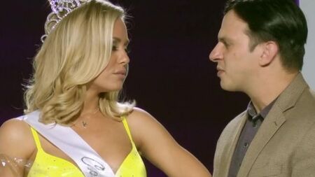 Чувак пялит на подиуме пышногрудую блонду с большими дойками