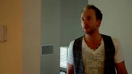 Качок держит сучку за волосы и страстно ебет ее раком