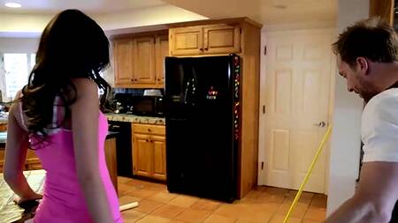 Качок держит сучку за волосы и страстно ебет ее раком