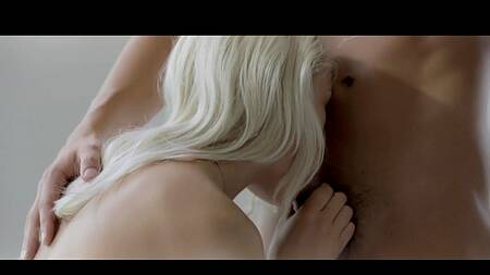 Привлекательный парень сделал куни и нежно трахнул белокурую девушку