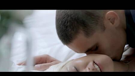 Привлекательный парень сделал куни и нежно трахнул белокурую девушку