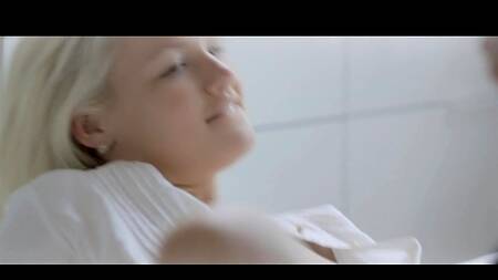 Привлекательный парень сделал куни и нежно трахнул белокурую девушку