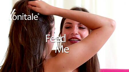 Молодые лесбиянки в гетрах шалят на кровати с мощным вибратором