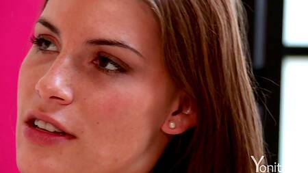 Молодые лесбиянки в гетрах шалят на кровати с мощным вибратором